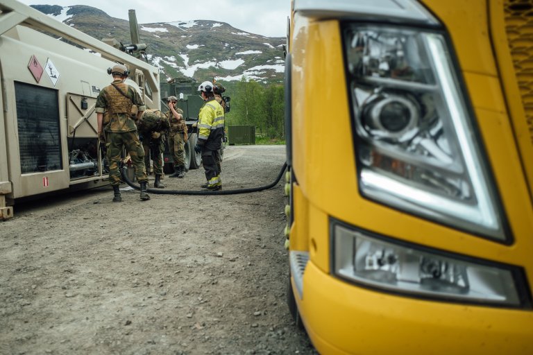 Soldater fra Hæren trener på å få levert forsyninger fra en sivil tankbil.