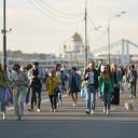 Mennesker går på gate i Russland