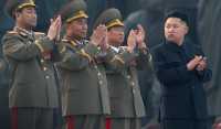 Kim Jong-Un applauderer med Nord-Koreas generaler