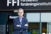 Kenneth Ruud foran inngangen til FFI.