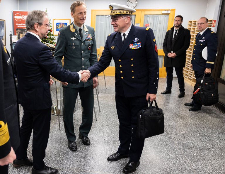 Kenneth Ruud helsar på admiral Pierre Vandier. Forsvarssjef Eirik Kristoffersen ser på.