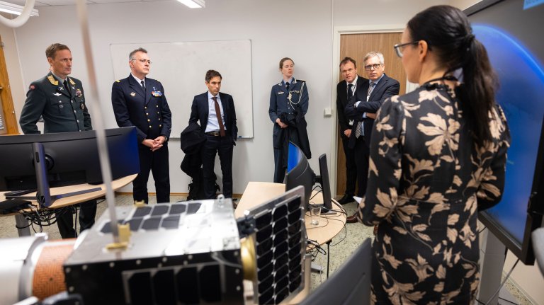 Admiral Vandier med fleire høyrer Tonje Nanette Arnesen fortelje om kva FFI arbeider med innan space.