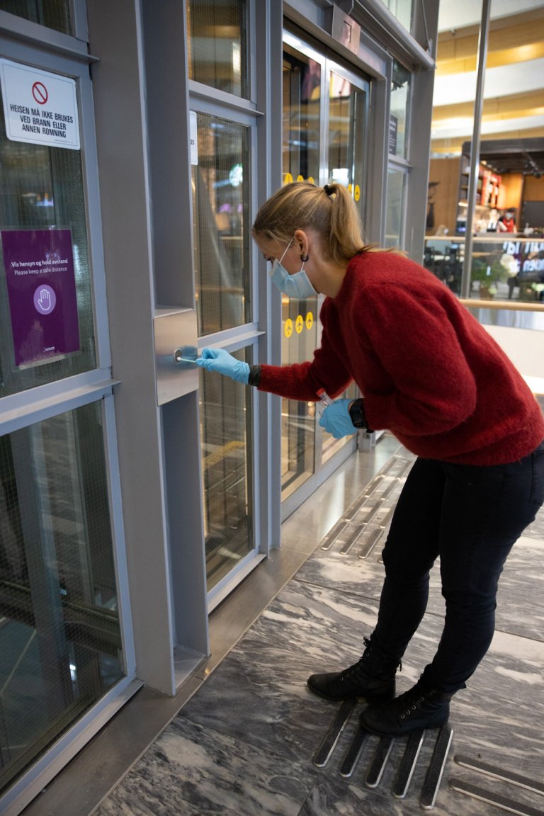 Forsker Kari Bøifot tar overflateprøve av en heisknapp på Gardermoen. Ingen virus ble funnet i prøven.