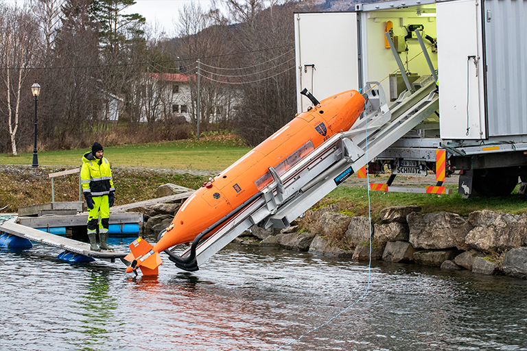 Den autonome undervannsbåten Hugin losses fra en lastebil ved hjelp av en rampe.