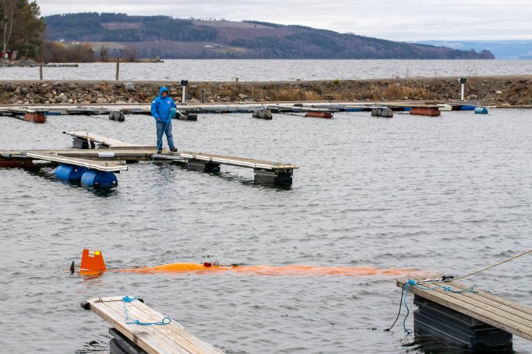 Undervannsfarkosten Hugin i Mjøsa like ved noen brygger.