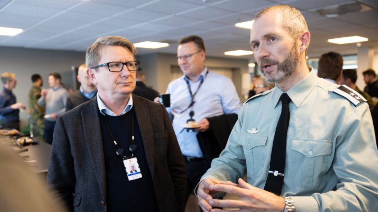 Lars Håkon Espeland (th) og Bjørn Tore Markussen intervjues av FFI i en pause.