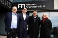 Gruppebilde av Arild Bergh (FFI), Peter Vinje-Banfield, Geir Holmefjord og Silje Lensu Dåbakk (FFI) foran inngangspartiet til FFI. 