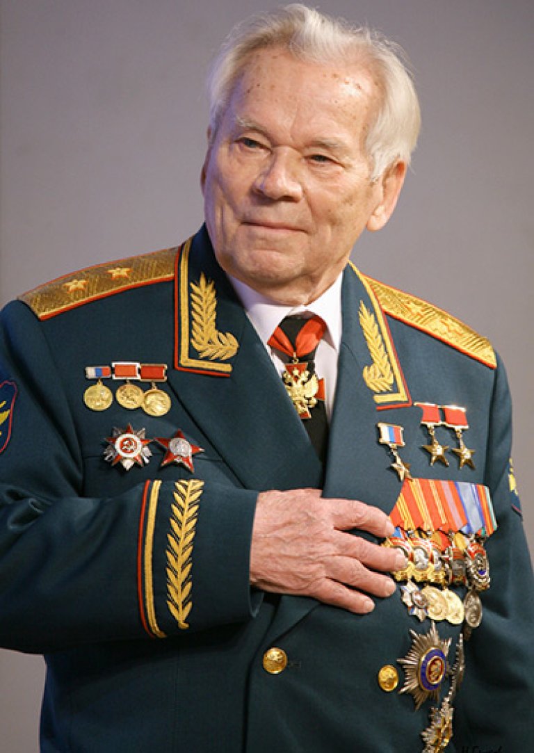 Portrett av Mikhail Kalashnikov i uniform.