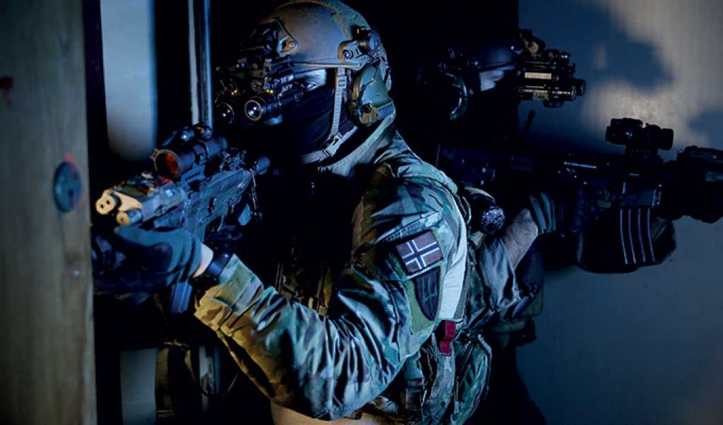 Soldat på øvelse. Foto